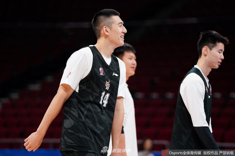 主教练王治郅双手抱胸,神情严肃地站在场边督训,目光如炬地观察着弟子们的每一个动作,昔日的“篮球诗人”如今已是运筹帷幄的指挥家。