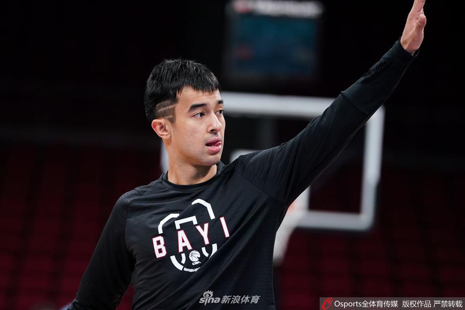 即将踏上客场的八一队员,背着行囊,步伐坚定地走向大巴,窗外的光线勾勒出他们年轻而坚毅的轮廓,前方是未知的挑战,也是成长的必经之路。