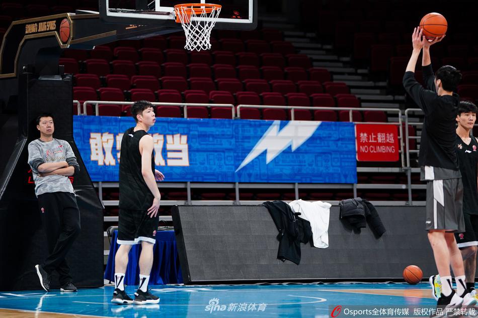 韩硕运球穿过训练场,身姿矫健,步伐灵活,球衣随着他的动作飘动,仿佛一位即将奔赴战场的将军,正在进行最后的检阅。