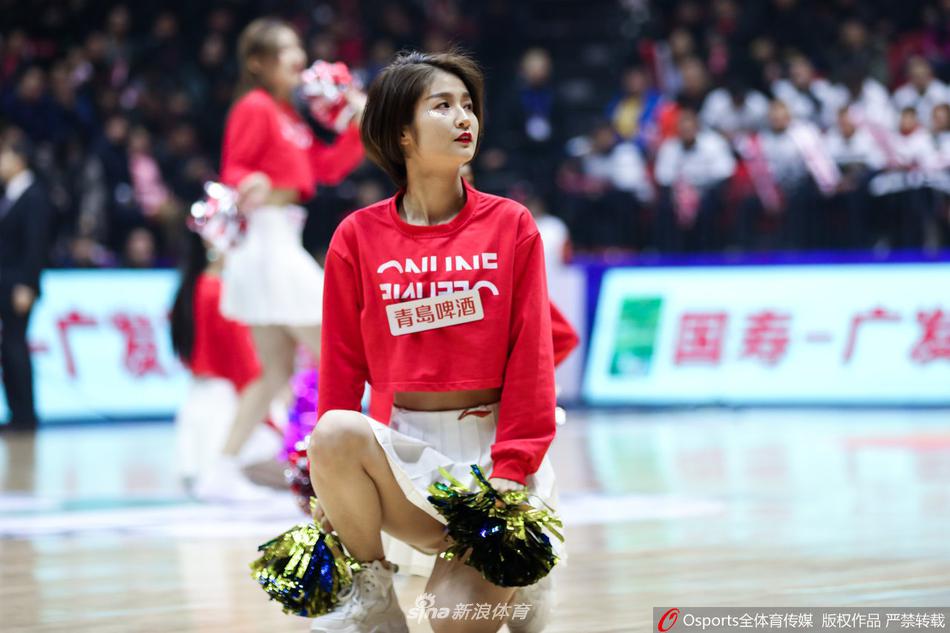 篮球宝贝们排成整齐的队列,做出充满力量感的舞蹈定格动作,她们手臂伸展角度完全一致,仿佛一朵在球场中央瞬间绽放的铿锵玫瑰。