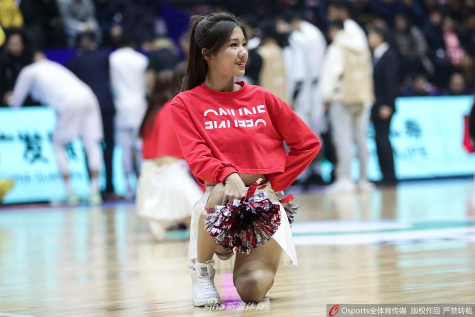 在红色的地板胶映衬下,新疆篮球宝贝们活力四射的跳跃动作被瞬间抓拍,飞扬的发丝和舒展的身体线条,定格了赛场边最动感的热力瞬间。