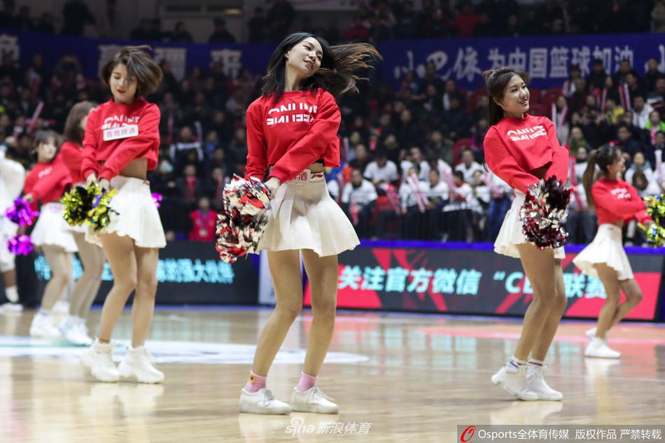 舞蹈结束时的致敬动作,篮球宝贝们微微鞠躬向观众致意,背景是正在退场的球员和部分起立鼓掌的观众,这一刻,她们与球员共同构成了赛场最美的画面。