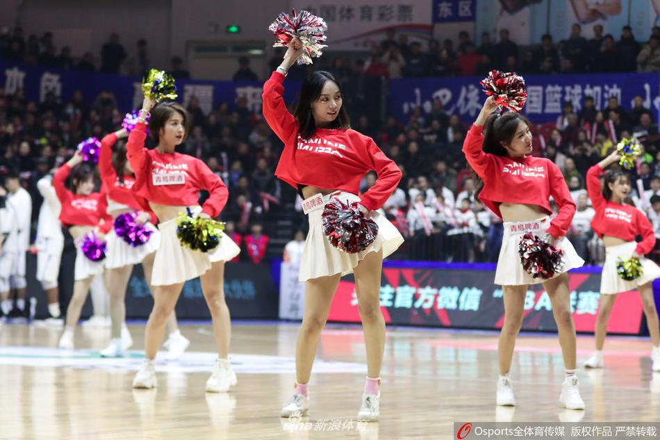 舞蹈进行到高潮部分,宝贝们做出欢快的挥手动作,她们脸上洋溢的灿烂笑容极具传染性,仿佛正用肢体语言带领全场观众一起为新疆队加油助威。