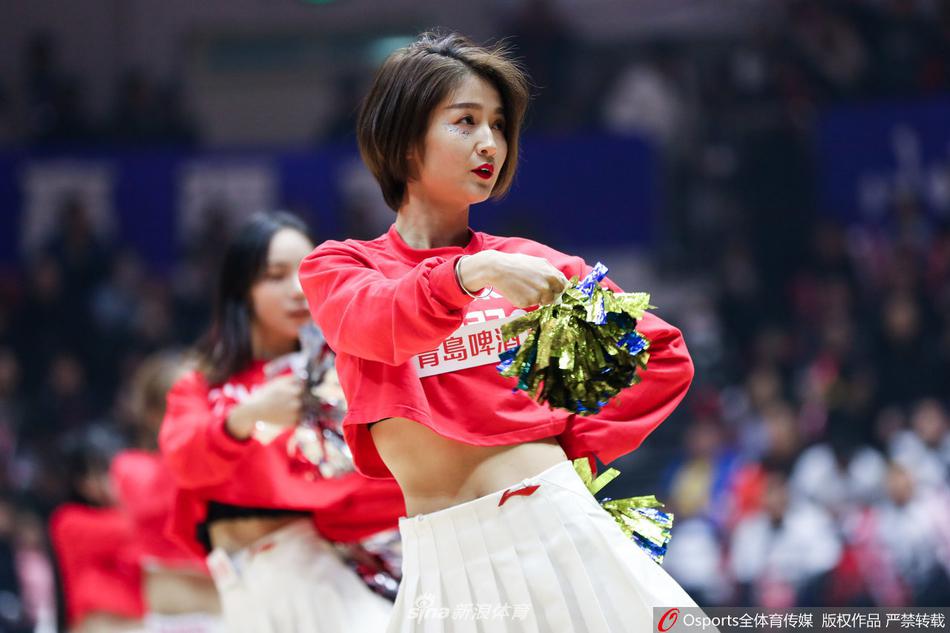 新疆广汇篮球宝贝们身着亮黄色动感套装,在赛场中央随着音乐节奏整齐跃动,她们高扎的马尾辫在空中划出青春活力的弧线。