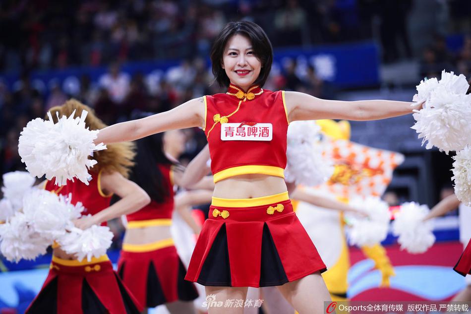 两位宏远啦啦队员面对镜头露出羞涩而自然的微笑，便装打扮显得邻家亲切，展现了赛场外的真实可爱一面。