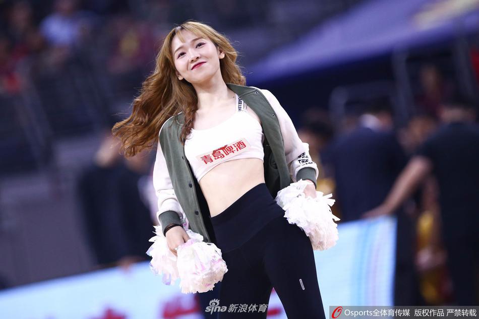 场边的宏远啦啦队姑娘们并肩而坐，休闲装扮难掩出众气质，她们交头接耳讨论着场上局势，显得清新脱俗。