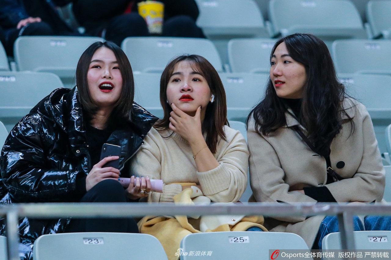 比赛暂停期间,美女球迷转头看向镜头方向,眼神清澈明亮,成为看台上一道亮丽的风景。