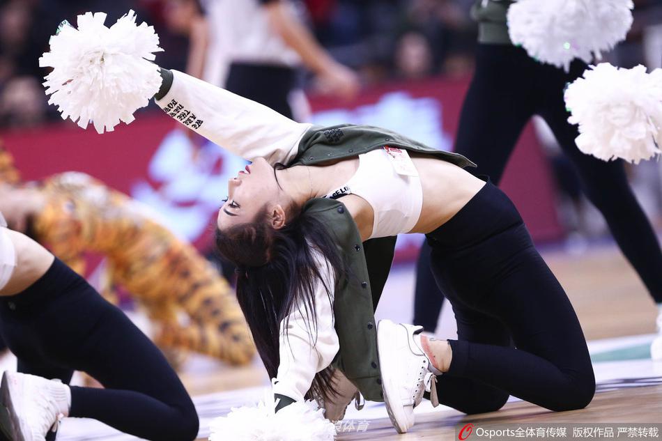 广东宏远啦啦队员笑容甜美，身穿便装眼神清亮，在场边为球队加油打气，散发青春气息。