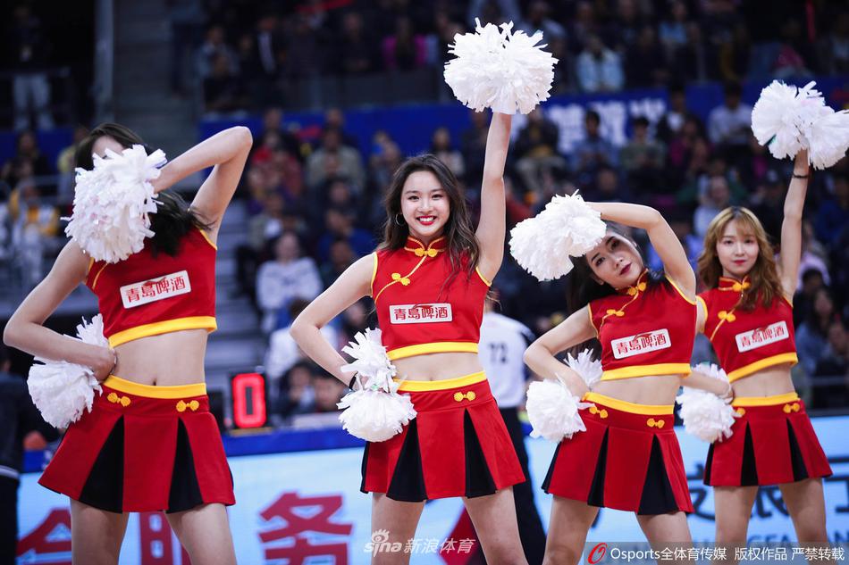 广东宏远啦啦队员在看台上露出灿烂笑容，虽然身着便装，但青春活力依然难以掩盖，为球队默默助阵。