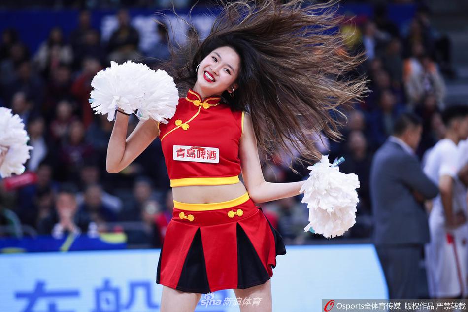 广东宏远啦啦队员集体在场边便装亮相，她们清新自然的形象成为比赛直播镜头中的一抹亮色，格外吸睛。