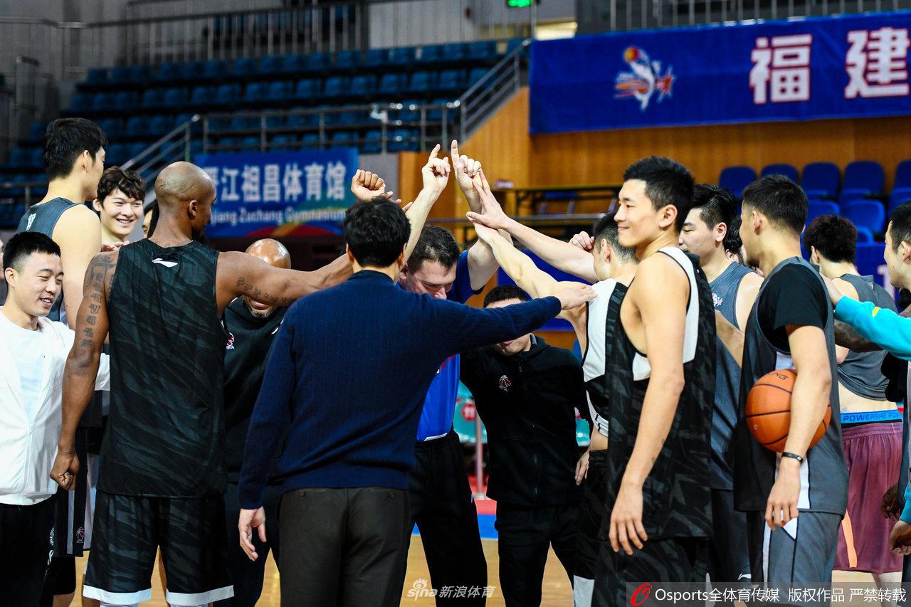 面对北京队的严密盯防,劳森压低重心,运球寻找战机,他灵动的身影是福建队进攻端最犀利的武器。