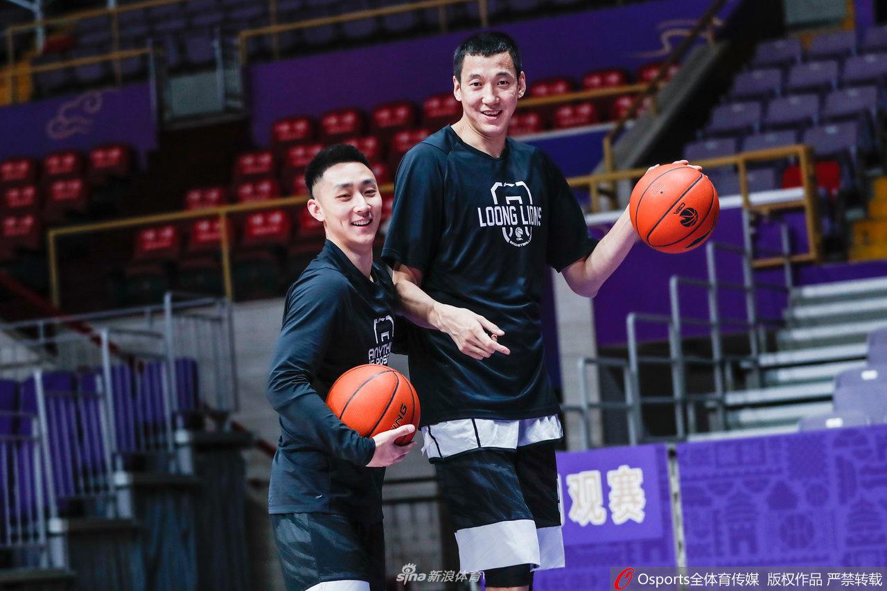 外援尼克尔森在对抗训练中高高跃起，试图封盖队友的投篮，肌肉的碰撞和专注的眼神，让整个训练馆充满了战斗的气息。