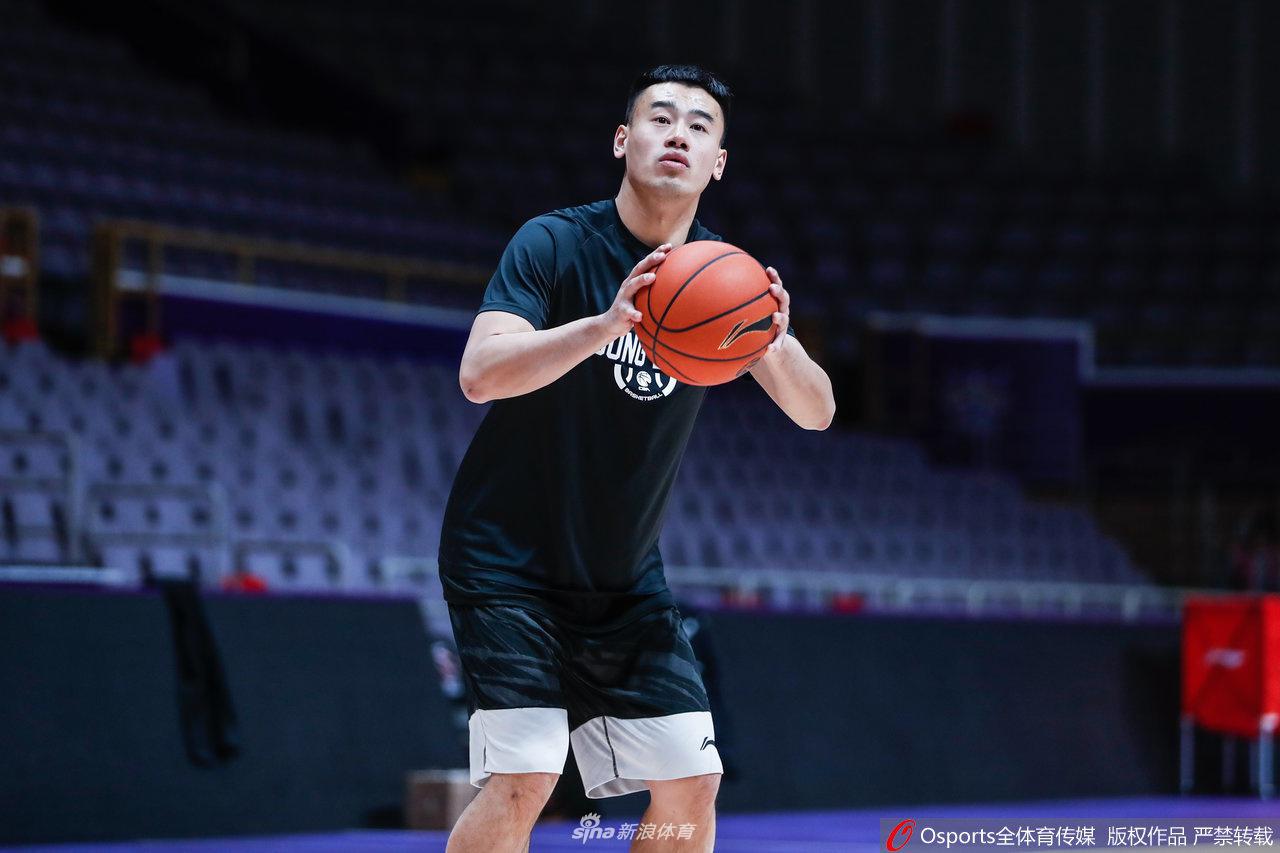 胡安教练将一名年轻球员单独叫到场地中央，他一手持球，一手指点，正在为弟子“开小灶”，细致拆解低位单打的脚步动作。