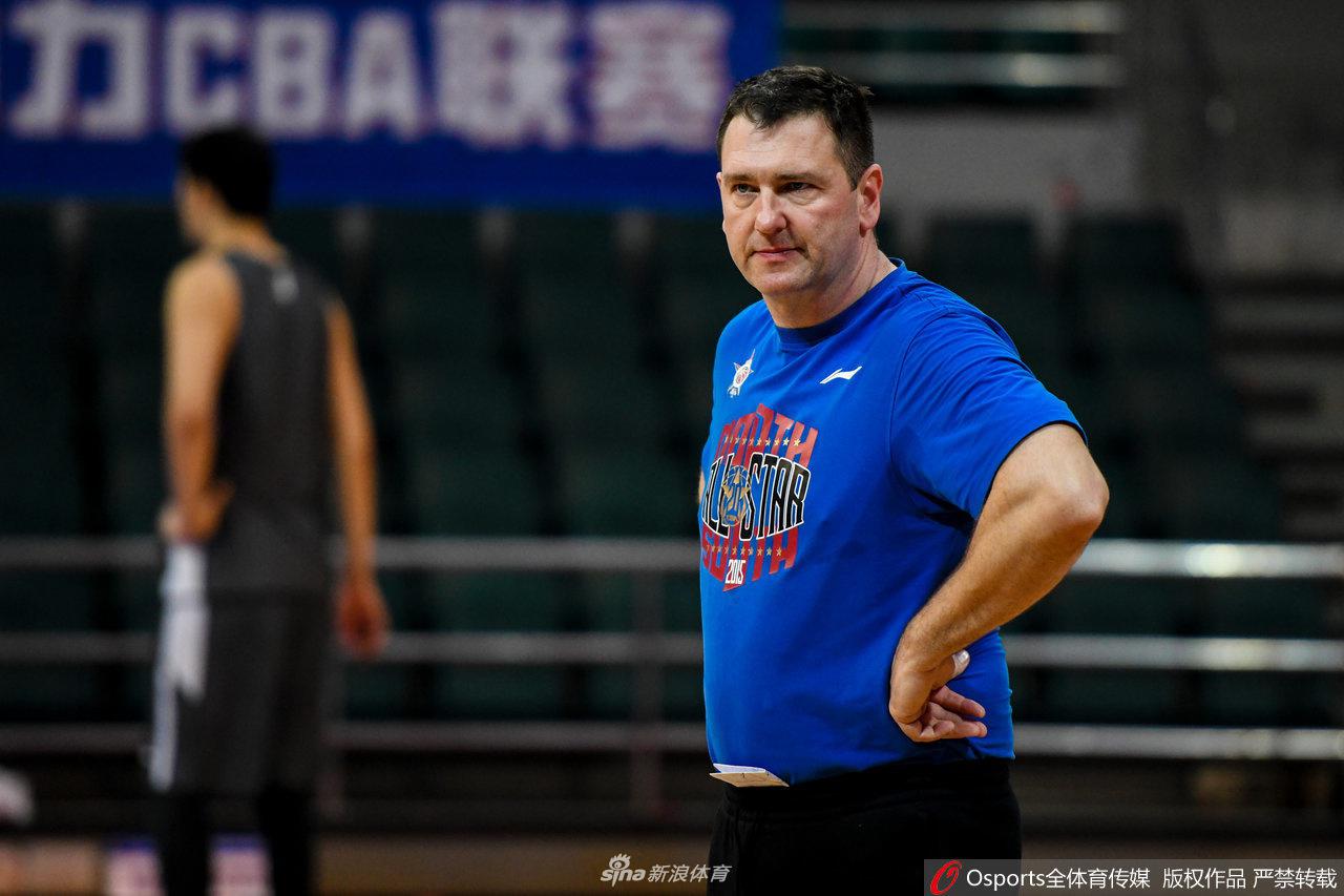 赛前更衣室内,一名队员专注地系紧鞋带,脚上的球鞋仿佛是他今晚在球场上冲锋陷阵的忠诚伙伴。