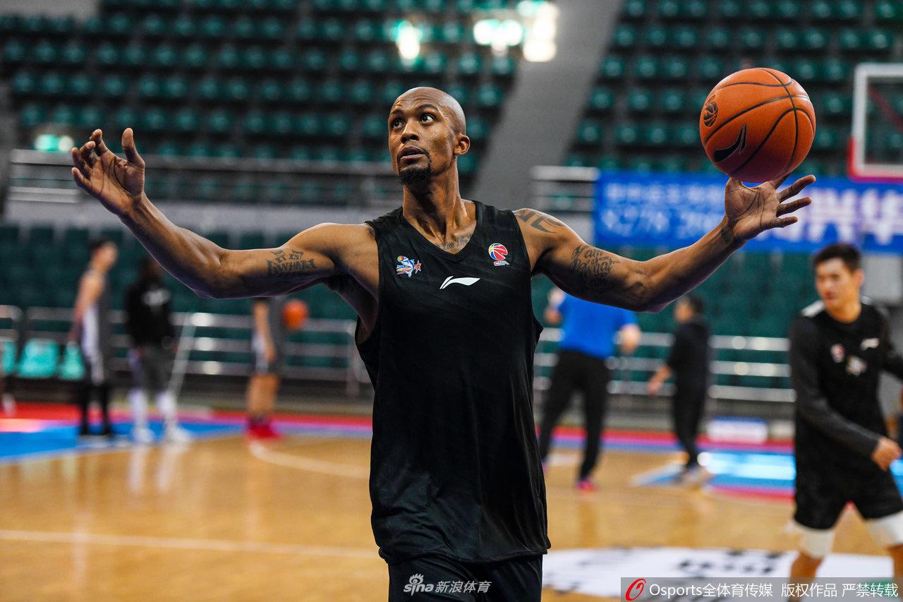 康宁汉姆在训练中眼神坚毅,专注地聆听教练的战术部署,准备在即将到来的恶战中大显身手。