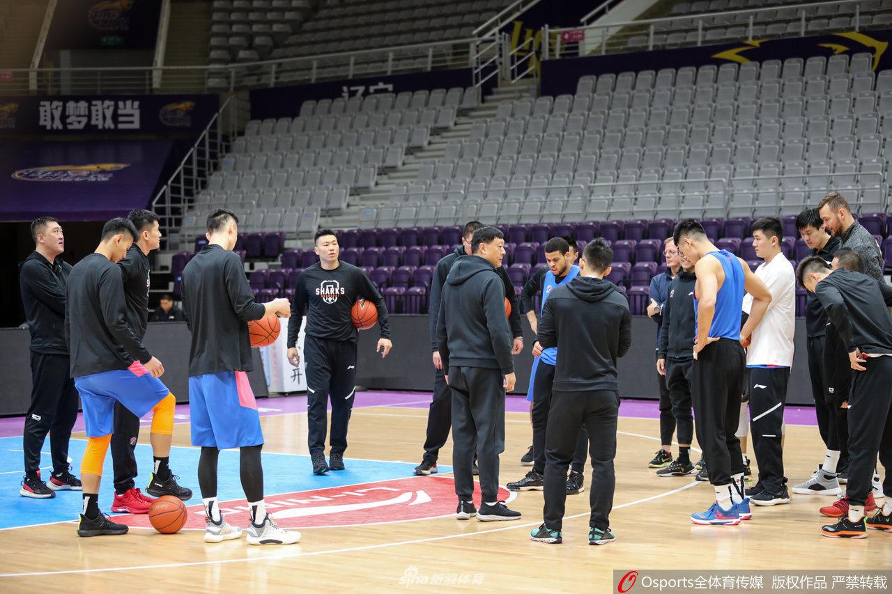 李秋平指导在训练场边双手抱胸，神情严峻地凝视着远方，这位名帅的沉稳与睿智，正是大鲨鱼破浪前行的定海神针。