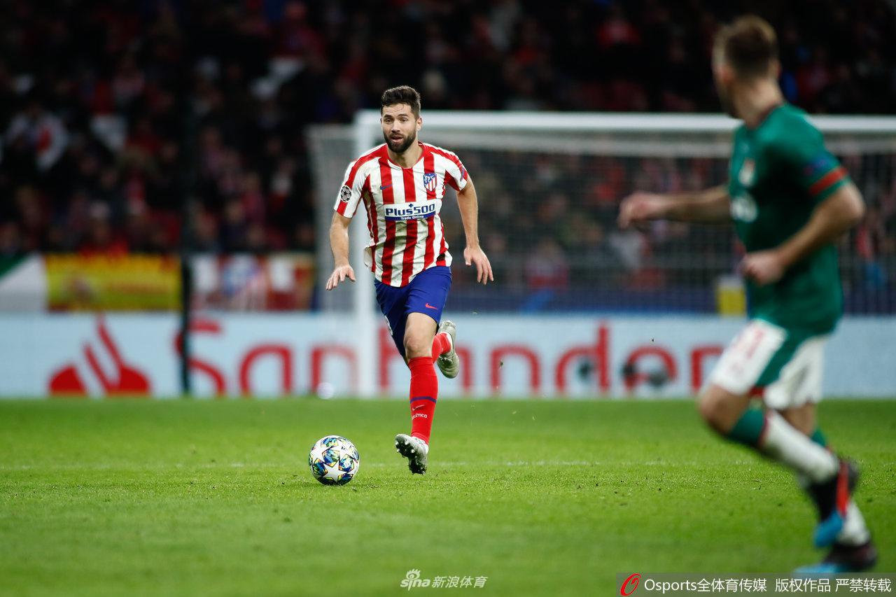 托馬斯在中場與火車頭球員激烈拼搶，他強壯的身體和出色的控球技術幫助球隊牢牢掌控比賽節奏。