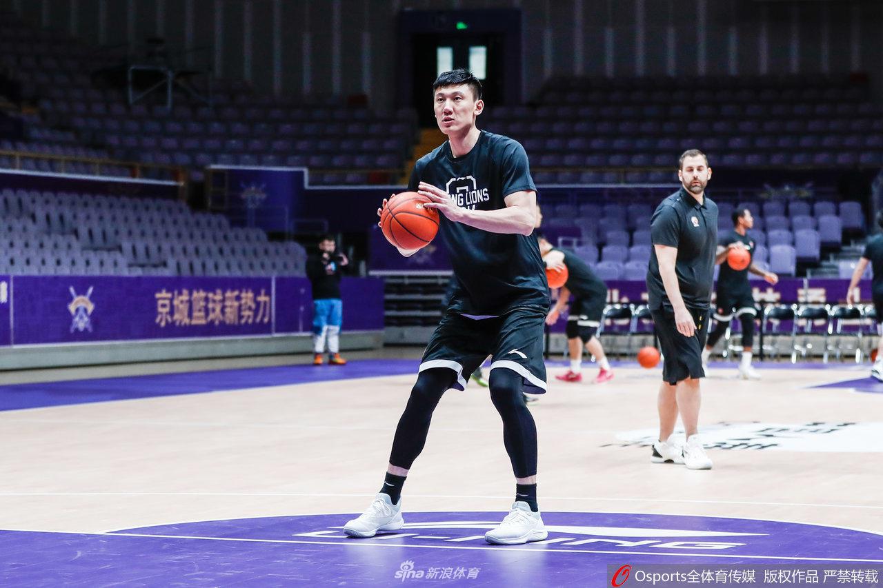 训练结束后，胡安教练召集全队围成一圈进行总结，球员们手搭着手，齐声高呼加油，团队凝聚力在这一刻展现得淋漓尽致。