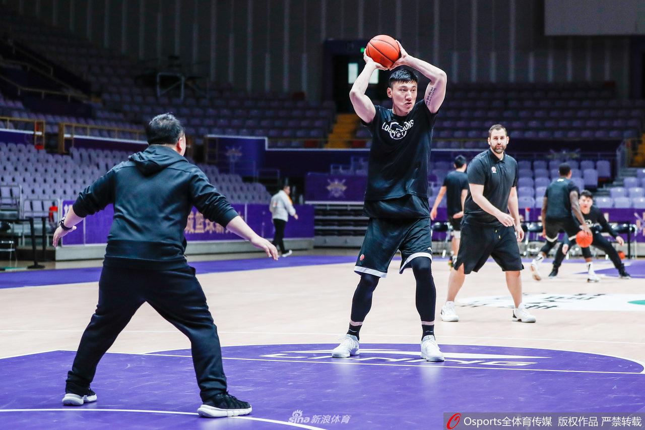 几名龙狮队球员正在进行高强度折返跑训练，汗水早已湿透了球衣，但他们咬牙坚持，脚步依然坚定有力。