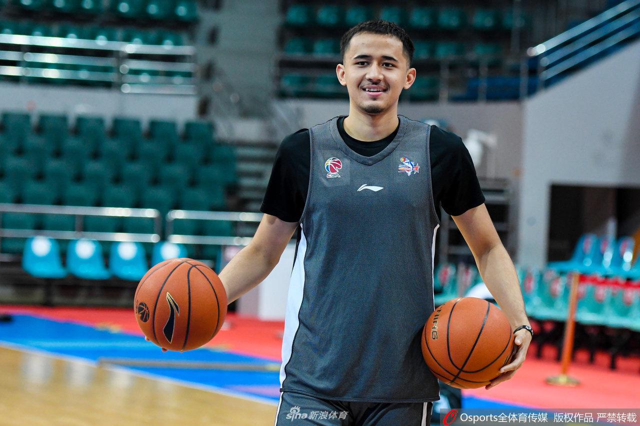 胜利时刻,场边的工作人员难掩激动之情,振臂高呼,他的喜悦与场上队员的拼搏融为一体。