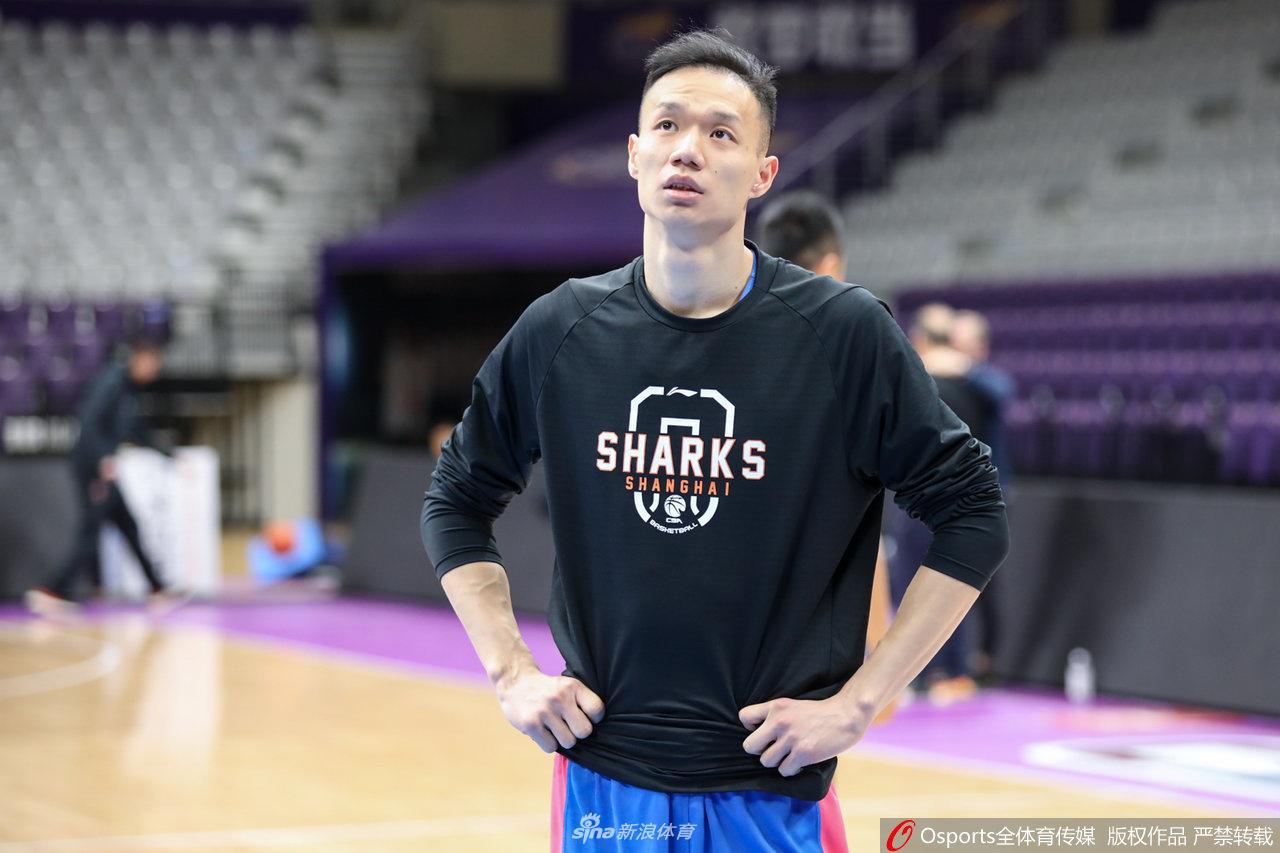 罗汉琛在快攻中如离弦之箭般持球推进，面对补防的球员，他毫不畏惧，眼神中充满了进攻的决绝与自信。