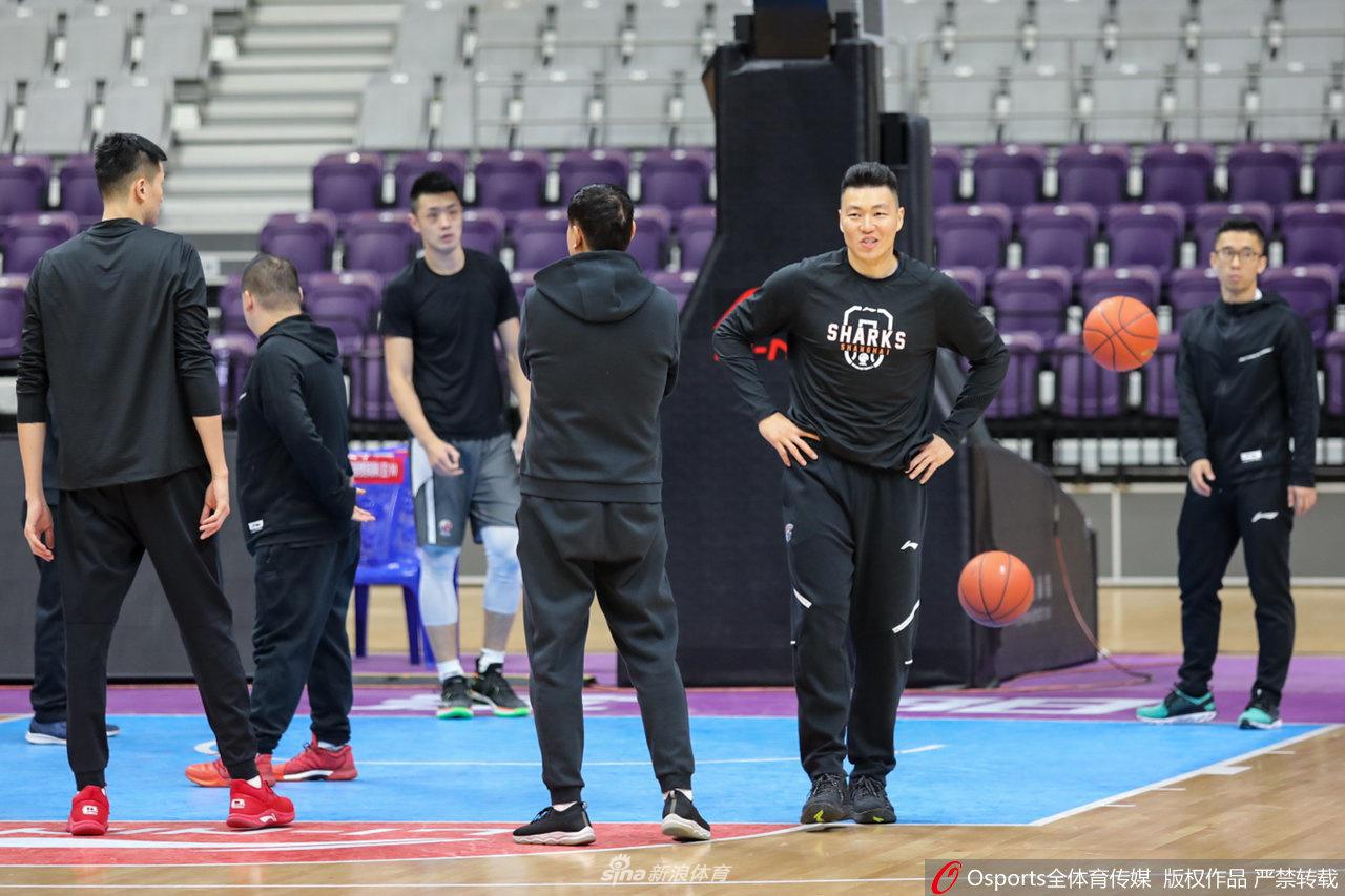 训练结束后的球员们围成一圈，将手叠在一起，高喊着加油的口号，凝聚的团队力量仿佛能穿透球馆的墙壁。