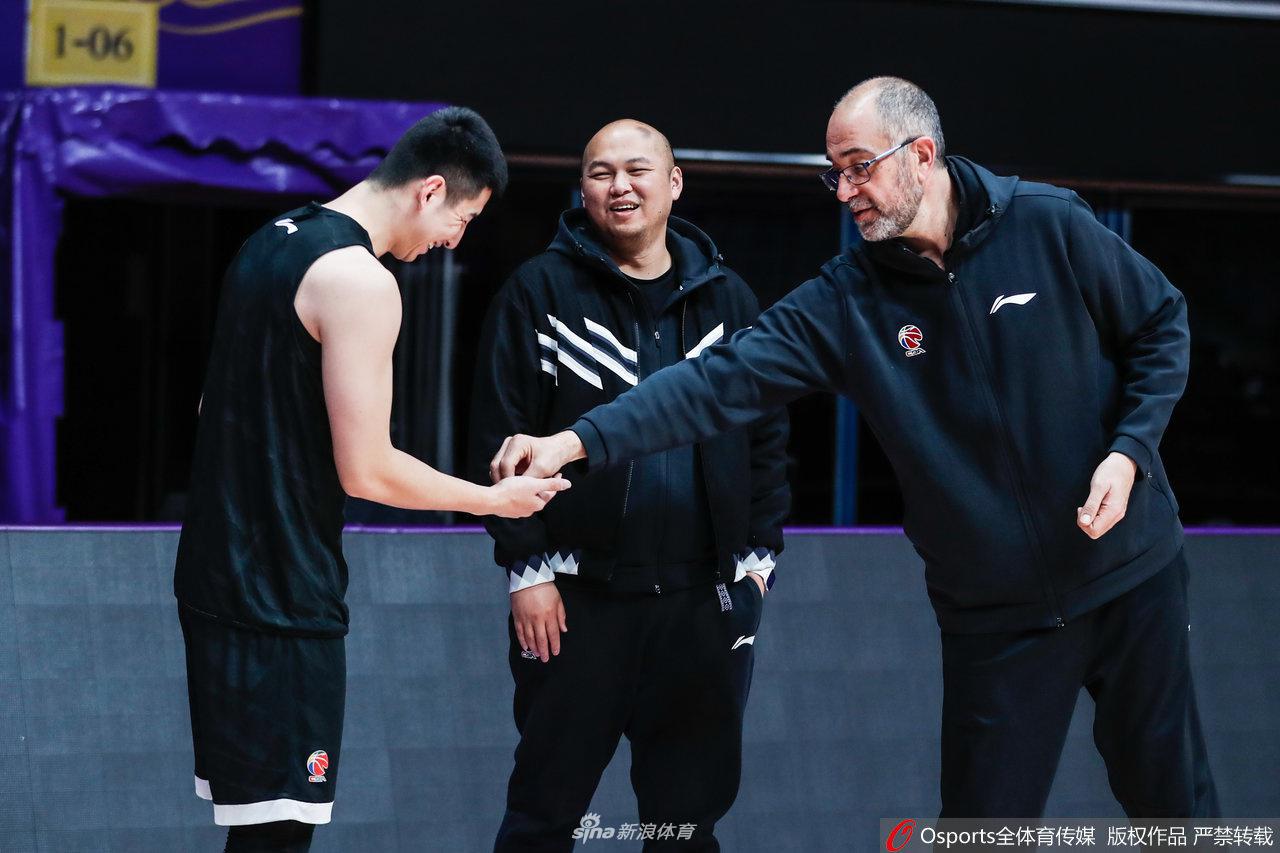 广州龙狮队员们在训练场上进行拉伸热身，每个人都神情专注，身体线条绷得笔直，为即将到来的高强度对抗做好充分准备。