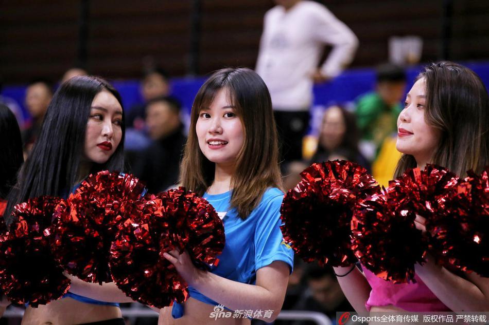 在主场观众热烈的欢呼声中，一位篮球宝贝马尾轻扬，面带灿烂微笑，以极具感染力的肢体语言诠释着篮球宝贝的独特魅力。