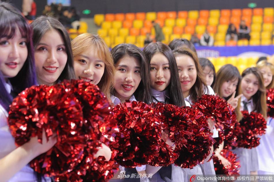 表演结束后，几位篮球宝贝聚在一起，脸上洋溢着青春的笑容，她们的活力与热情并未因比赛的结束而消散，成为了这个冬日夜晚最温暖的记忆。