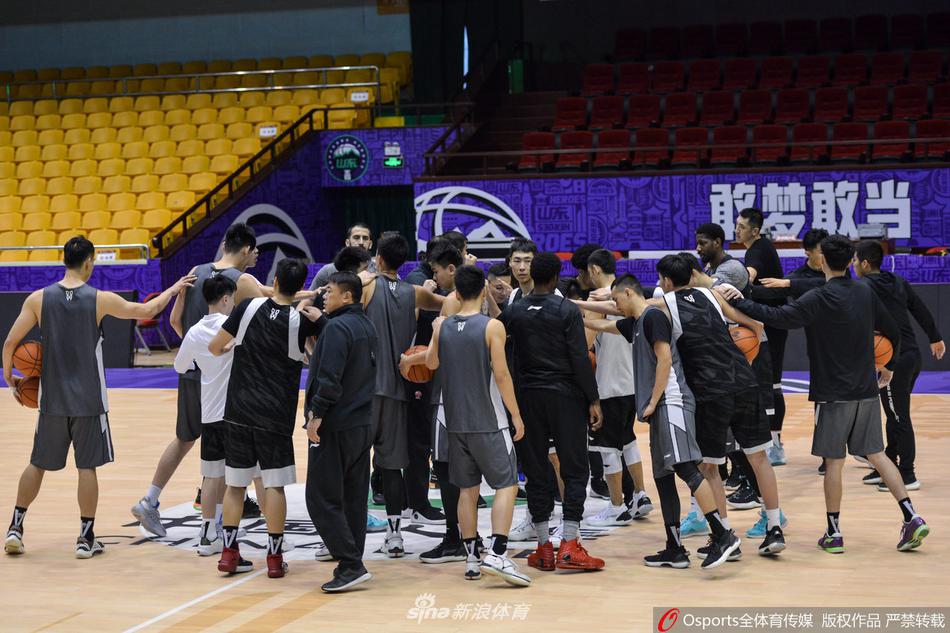 赛后哈德森与昔日队友拥抱致意，脸上挂着释然与尊重的微笑，温情脉脉的画面为这场残酷的竞技比赛画上了圆满的句号。