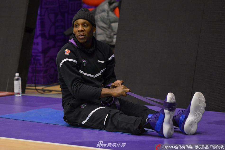 哈德森在熟悉的三秒区外高高跃起，指尖拨出的篮球在空中划出完美弧线，眼神如猎鹰般紧紧锁定篮筐的方向。