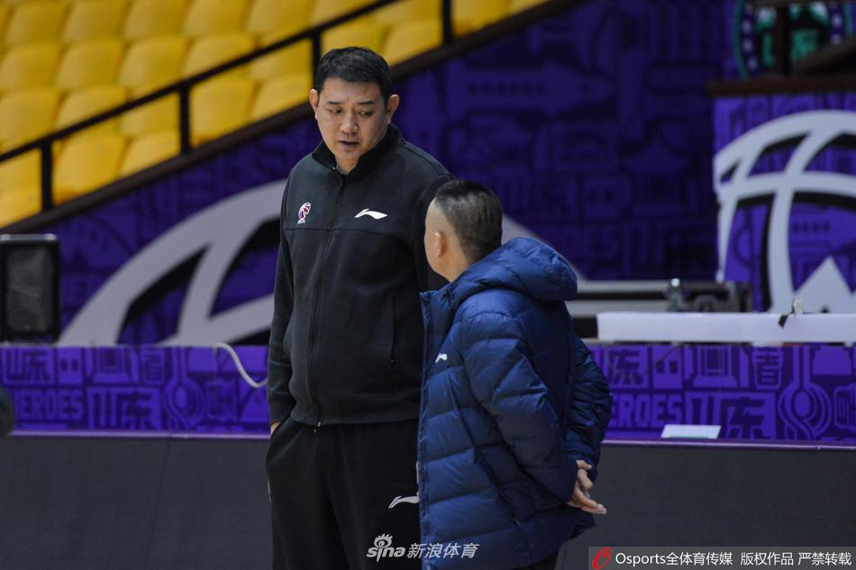 哈德森运球突破时肌肉紧绷，面对防守者如同穿梭在密林中的灵猫，那股誓要撕裂防线的杀气几乎要溢出画面。