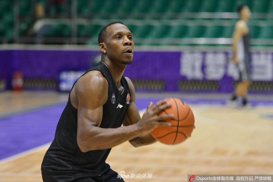 哈德森摆脱防守后轻松上篮，动作舒展飘逸，此刻他仿佛不是在对抗，而是在这熟悉的场地上跳起一支优雅的华尔兹。