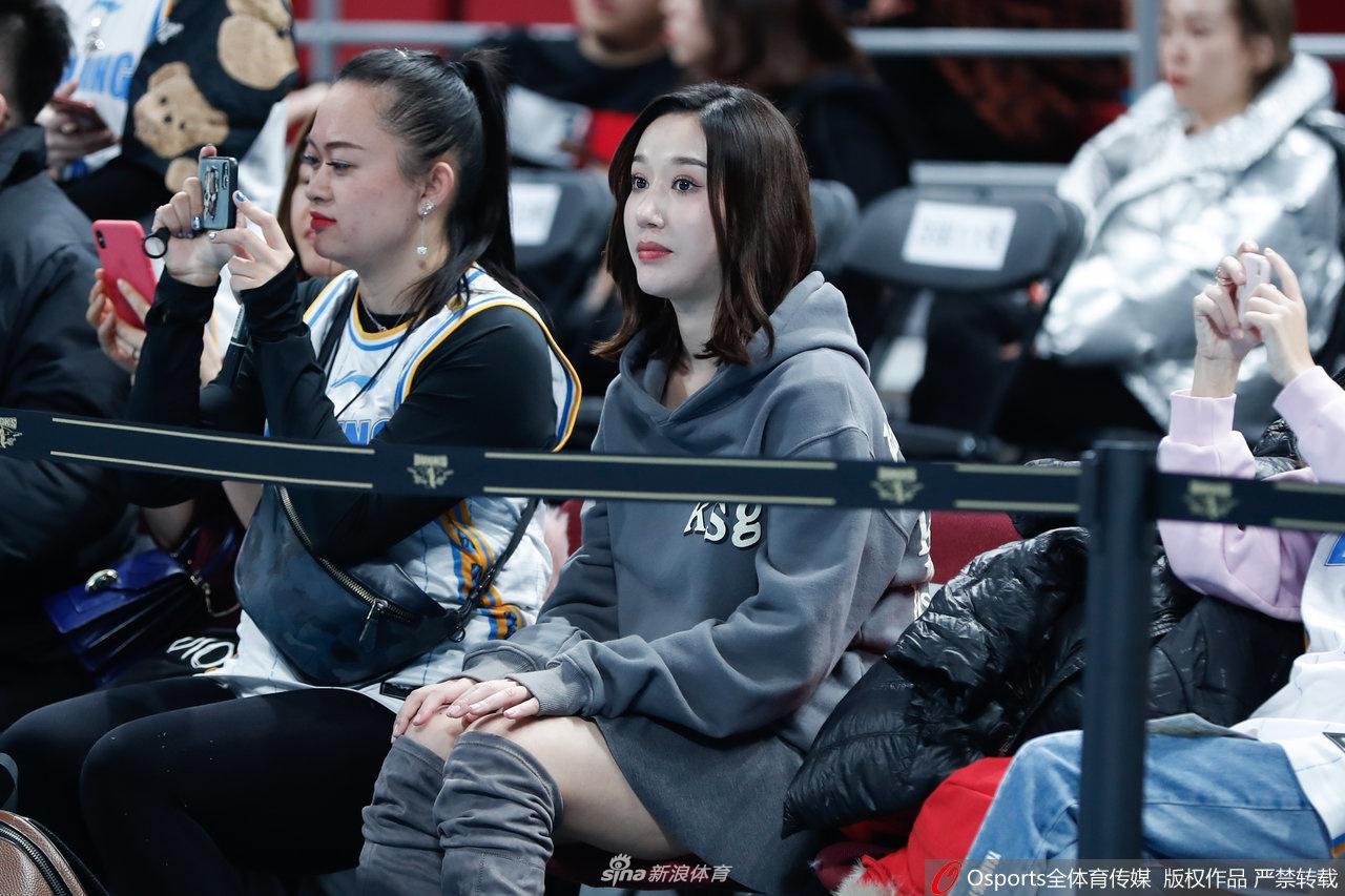 赛后,一位戴着可爱毛线帽的新疆女球迷在看台上开心地自拍,记录下球队这场来之不易的客场胜利,她的笑容甜美而灿烂,充满了自豪感。