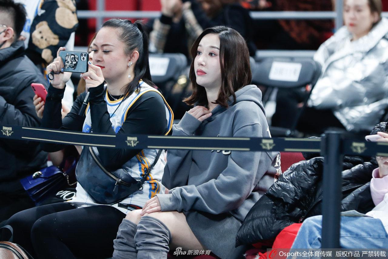 终场哨声吹响的那一刻,一位北京女球迷难掩失落,用手托着下巴,眼神空洞地望着球场中央,与身旁欢庆胜利的新疆球迷形成了鲜明的对比。