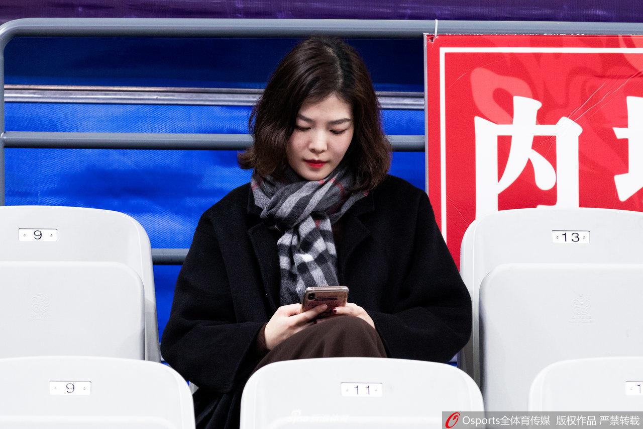 看台上的广州女球迷见到心仪球员时激动得捂嘴尖叫，眉眼间的惊喜与专注，完美定格了篮球带来的纯粹快乐。
