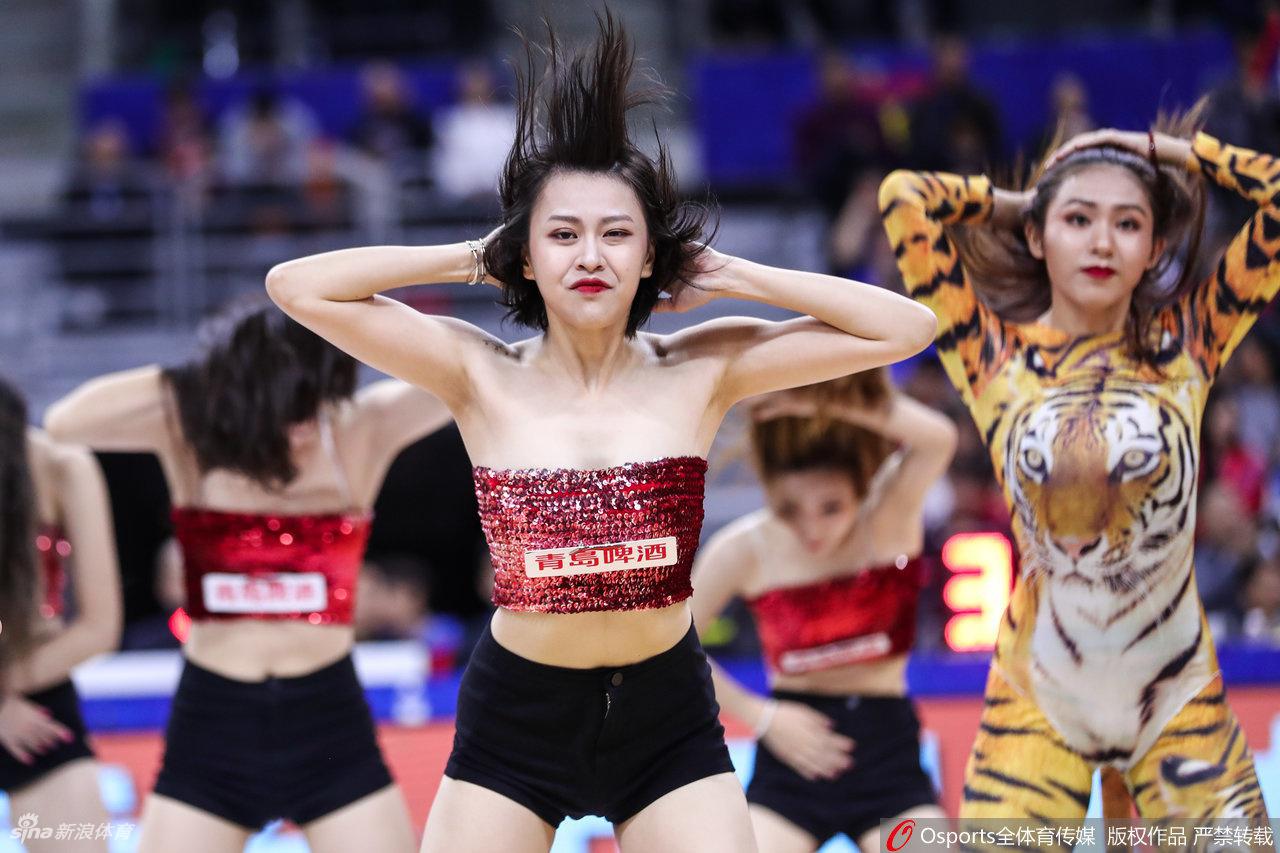 广东宏远主场啦啦队女孩手持彩球，随着动感节拍腾空跃起，用充满活力的舞姿瞬间点燃全场热情