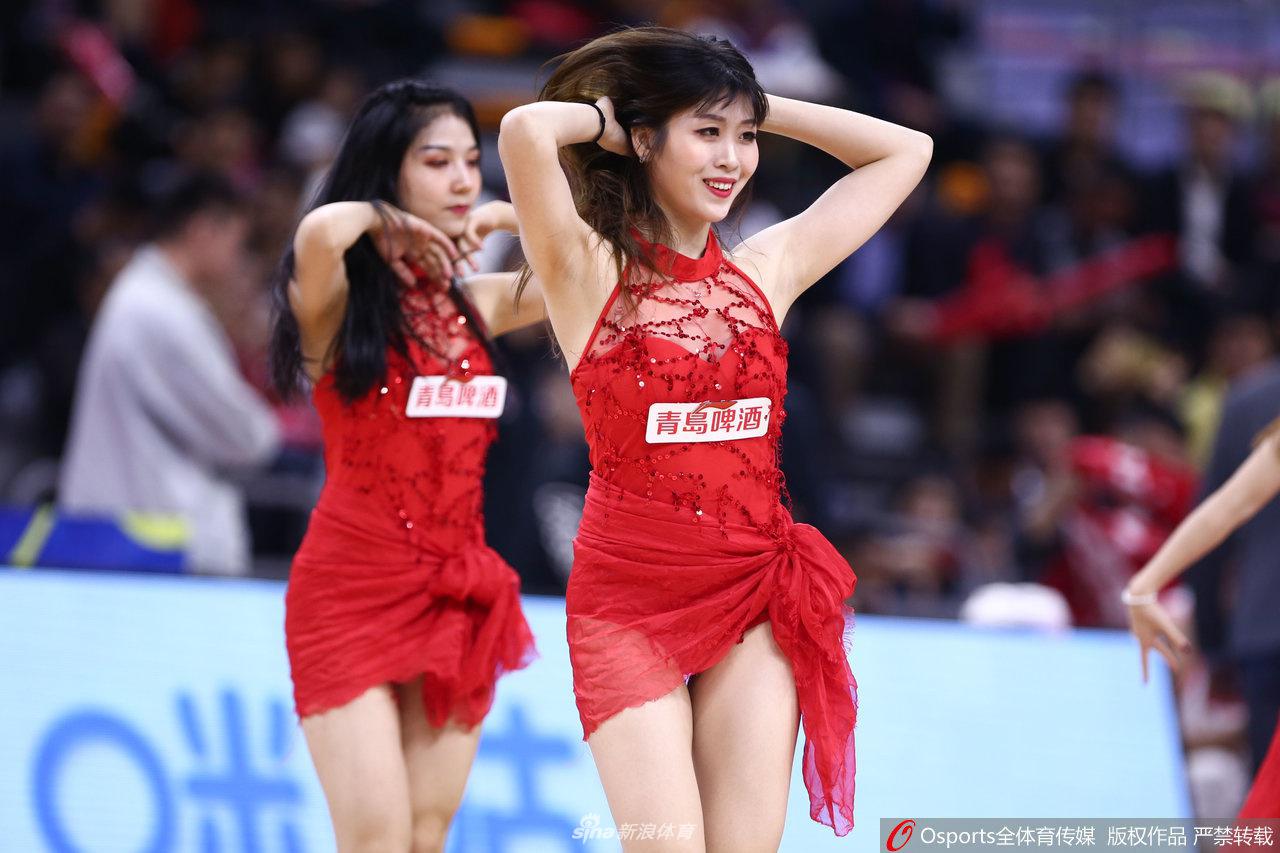 在炫目的球场灯光下，广东宏远啦啦队的姑娘们排成纵列，随着音乐节奏扭动身姿，赛场瞬间变成热力四射的舞台