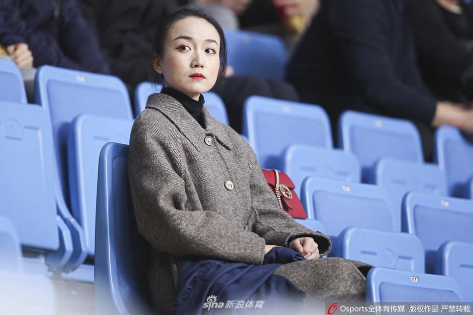 灯光映照下的看台上,几位南京与北京的女球迷不经意间同框,她们神态各异,有的专注,有的放松,共同构成了赛场边一幅生动的众生相。