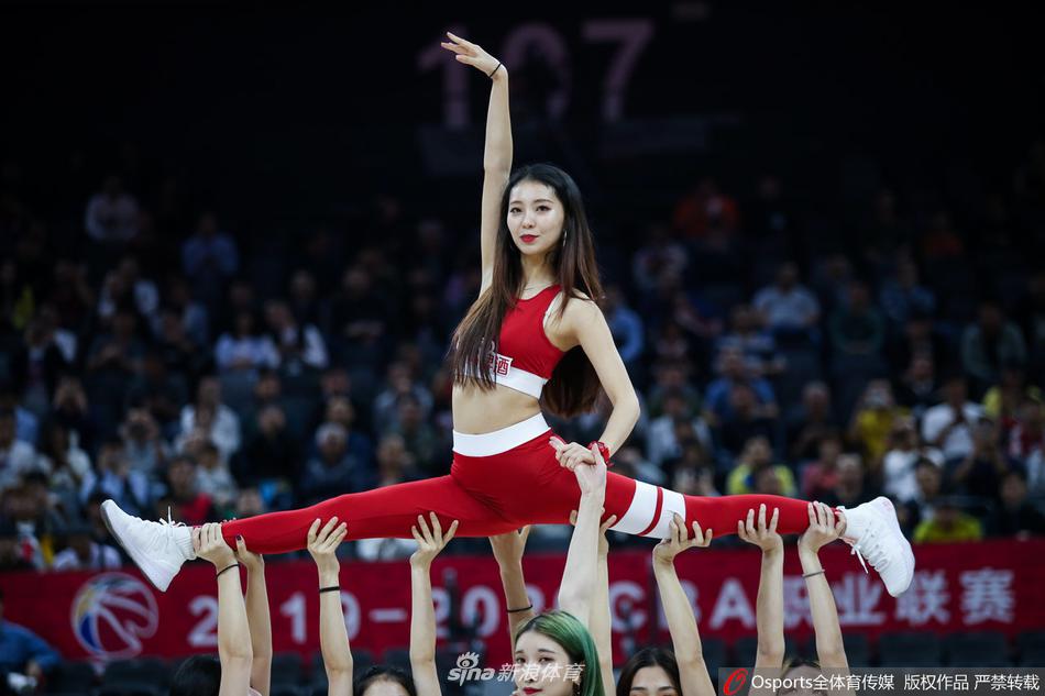 广州龙狮啦啦队宝贝身披主场战袍色系战袍，在节间休息时腾空跃起，仿佛要将羊城的热情传递给每一位到场球迷。