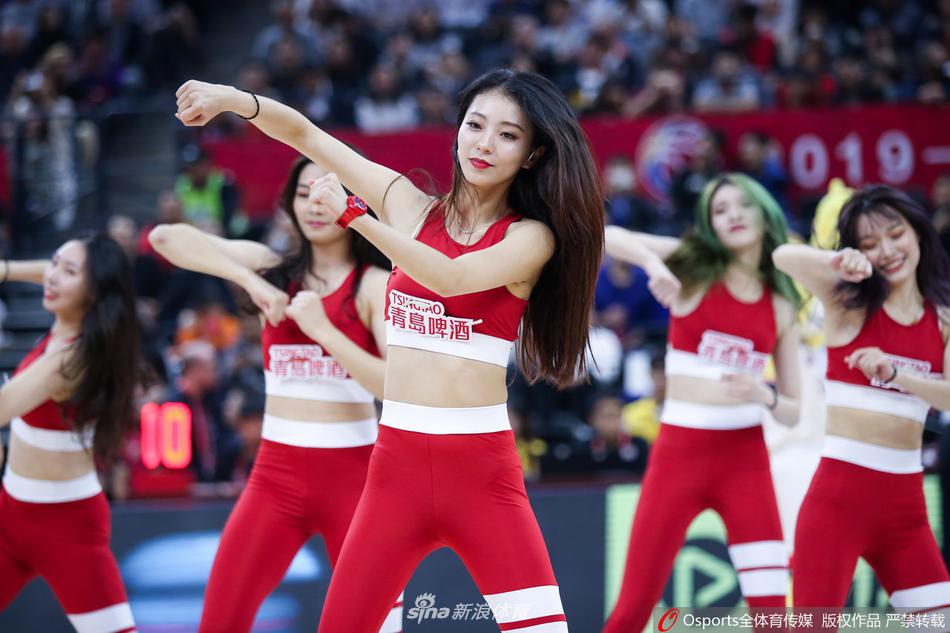 表演结束后，啦啦队宝贝们有序退场，留给镜头一个个靓丽的背影和赛场久久不散的余温，仿佛在诉说：好戏虽然落幕，但激情永不散场。