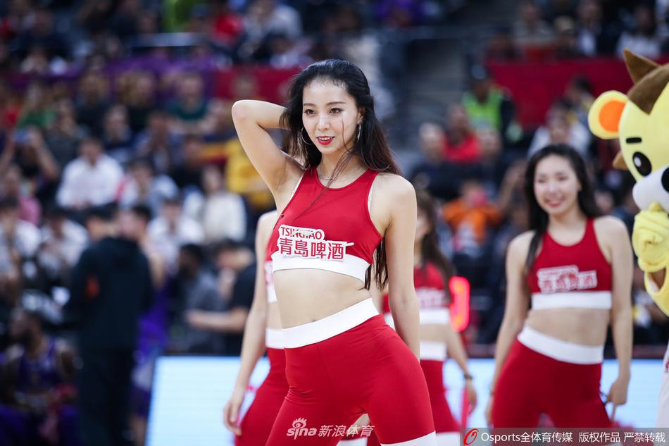 中场休息时分，啦啦队摆出充满力量感的造型定格，她们身后的记分牌记录着战况，而她们则记录着这片球场独有的激情与美好。