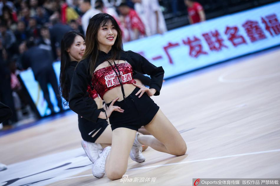 手持炫彩花球的啦啦队员们在场地中央排开，动感的舞步与专注的神情，展现出现代CBA啦啦队职业化与专业化的独特魅力。