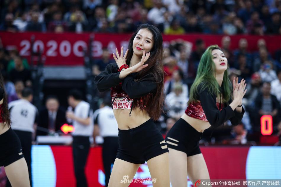 聚光灯下，啦啦队成员们整齐划一地甩动马尾，灿烂的笑容如同冬日里的暖阳，融化了场上紧张激烈的对抗气氛。