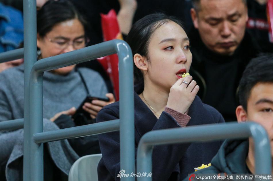 在义乌主场山呼海啸的助威声中，这位长发披肩的女孩微微低头，略显羞涩的神情与周围激烈的比赛氛围形成奇妙反差，仿佛是在为浙江队第二节那波流暢的进攻配合暗自欣喜。