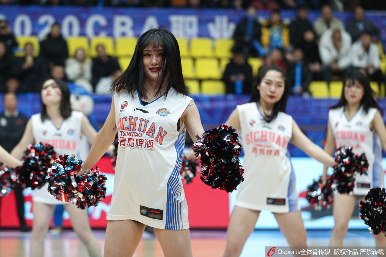 比赛结束后，四川队的篮球宝贝们与现场吉祥物互动，她们的笑容与汗水交织在一起，为这场精彩的篮球盛宴画上了一个圆满而温馨的句号。