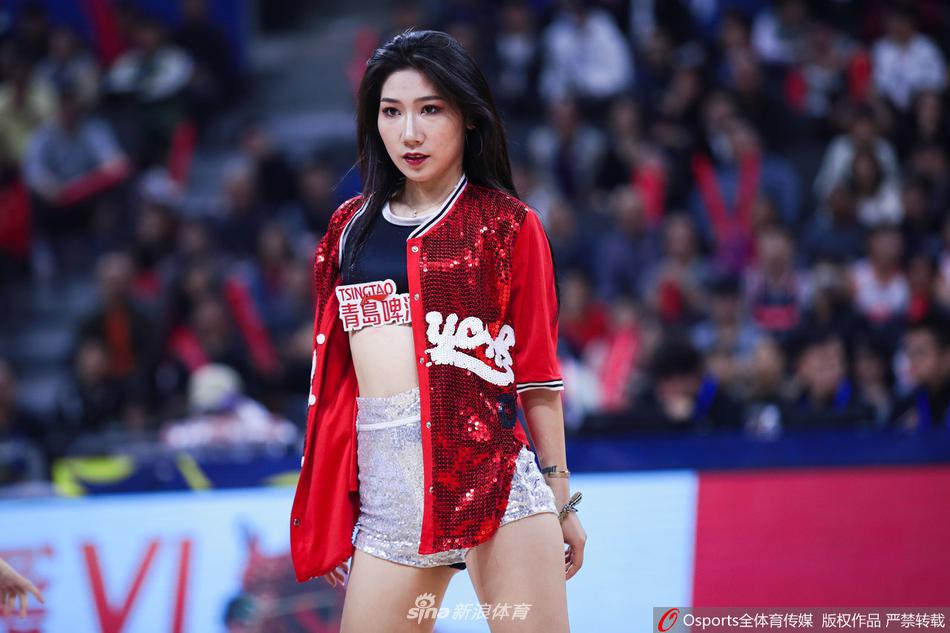 暂停期间，篮球宝贝换上动感服装登场，热情似火的舞姿与现场音乐交织，为暂时落后的主队注入能量，化身球场第六人。