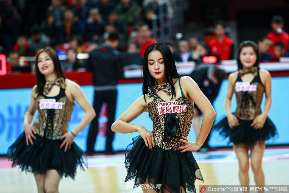 镜头近距离捕捉到篮球宝贝的灿烂笑容,她们脸上画着精致的妆容,手持金色啦啦花球,眼神中透露出对主队八一南昌男篮的支持与热情。