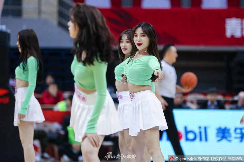 啦啦宝贝们围成一圈，手中的彩扇如同翻飞的蝴蝶，她们脸上洋溢着灿烂的笑容，尽情释放着青春的活力与激情。