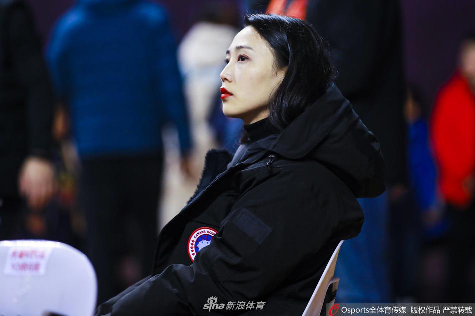 吉祥物单膝跪地搂着两位小球童，仿佛在进行一场赛前秘密战术部署，温馨的画面充满了仪式感。